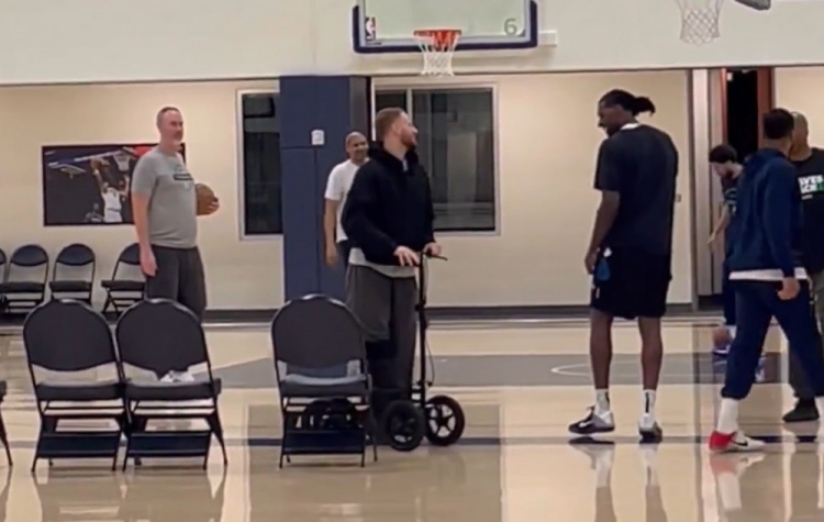 行动不便也要支持队友！迪文岑佐今天现身球队赛前投篮训练