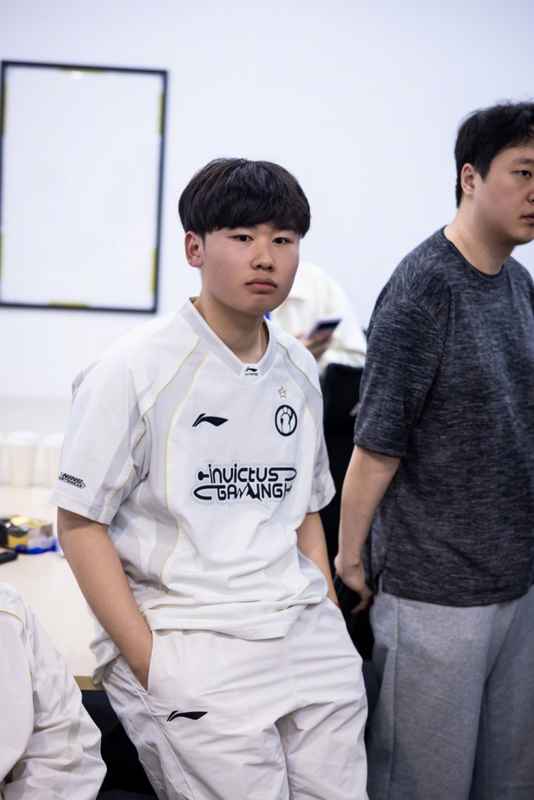 一天之内风云突变？Wei两局低迷带崩队友 4-14-7远远不及昨日表现