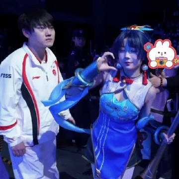 fengyue笑嘻了😆JackeyLove开场险些撞到女COSer：撤回.GIF