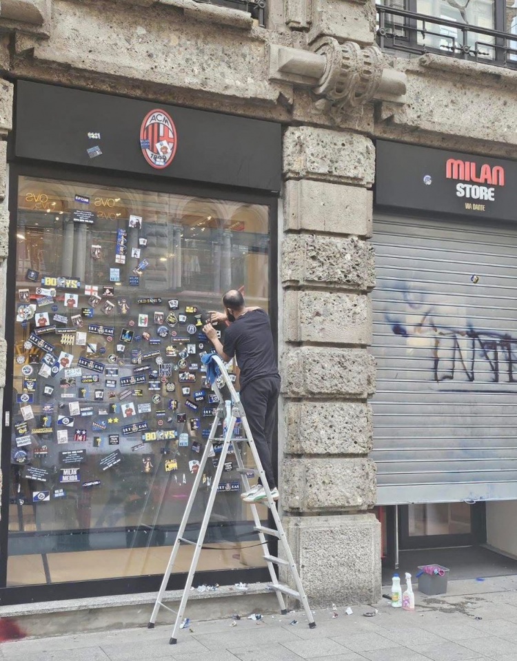 AC米兰商店橱窗被贴满国米夺冠贴纸，正在进行清理