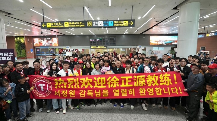 【足球】官宣在即，辽宁铁人官方晒接机视频：徐正源抵达沈阳！(图1)