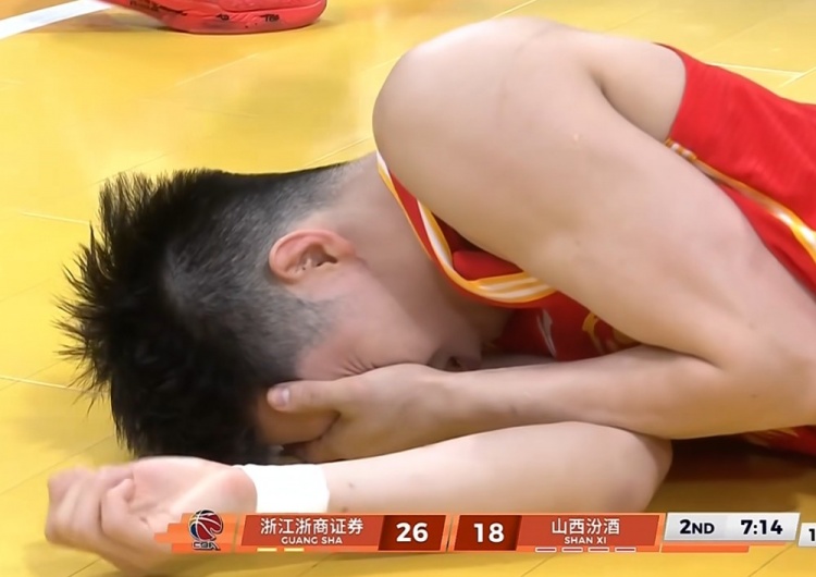 朱俊龙防守迪亚洛犯规但被后者附加动作击中倒地 裁判没吹罚