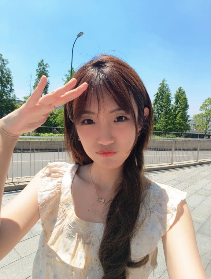 【蜗牛电竞】主持人夏安分享生活照片：昨天大半夜四只猫集体围着我的床跑酷