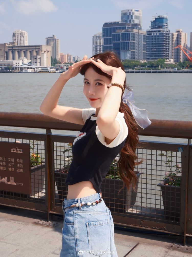 LPL女解说瞳夕晒照：明天濮院见✧٩(ˊωˋ*)و✧【球盟会】