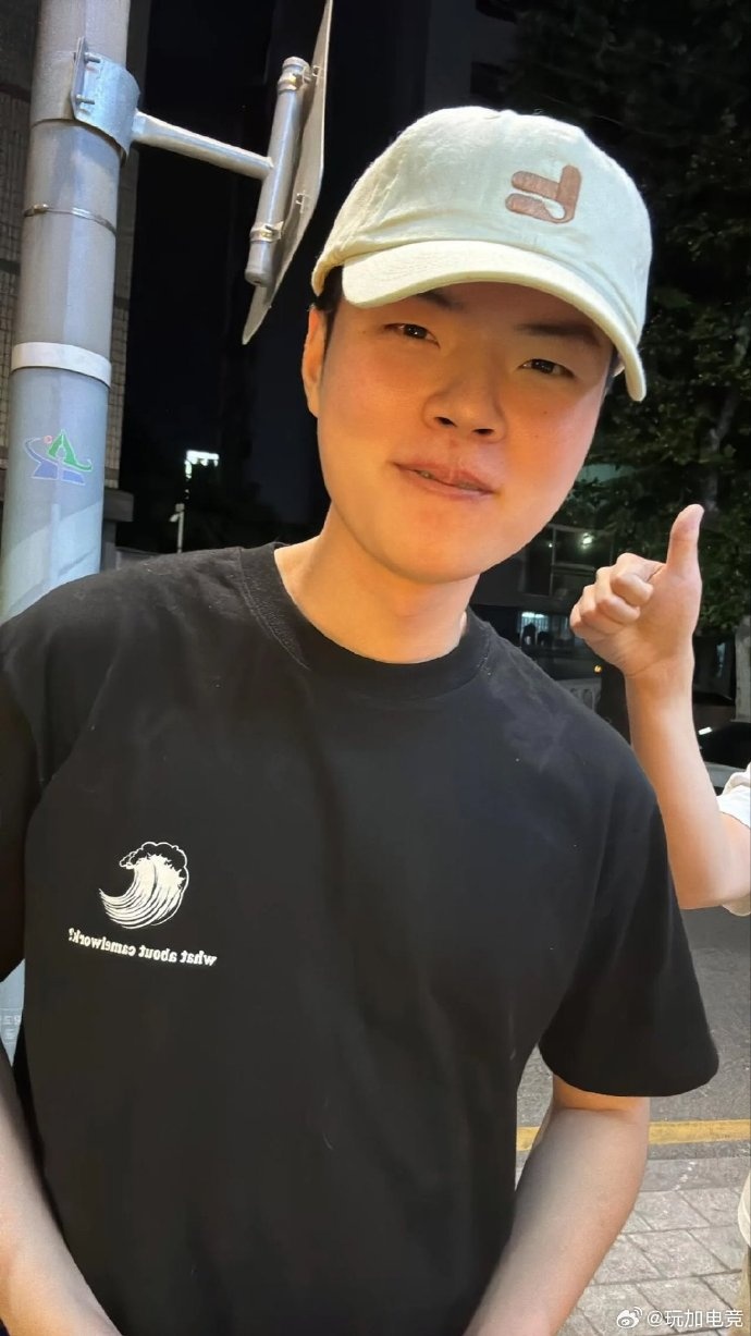 好好生活着👍Smeb晒出与服役中的Deft合照