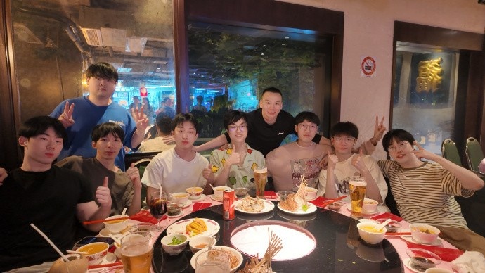 LGD分享选手聚餐照：谢谢老板潘婕投喂大餐！穿睡衣出来的松弛感【球盟会】