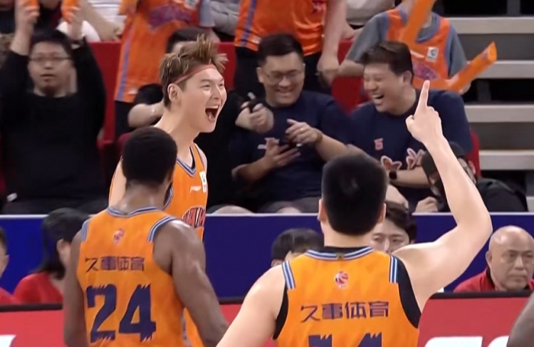  神来之笔！王哲林强攻1打2 挂着防守高难度打成2+1