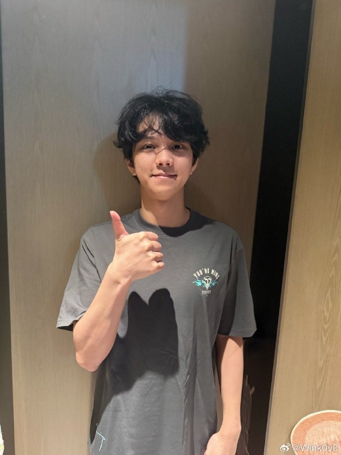 【万博电竞】Wink晒照:祝贺Crisp刘青松出道十周年!收到联名短袖了👍