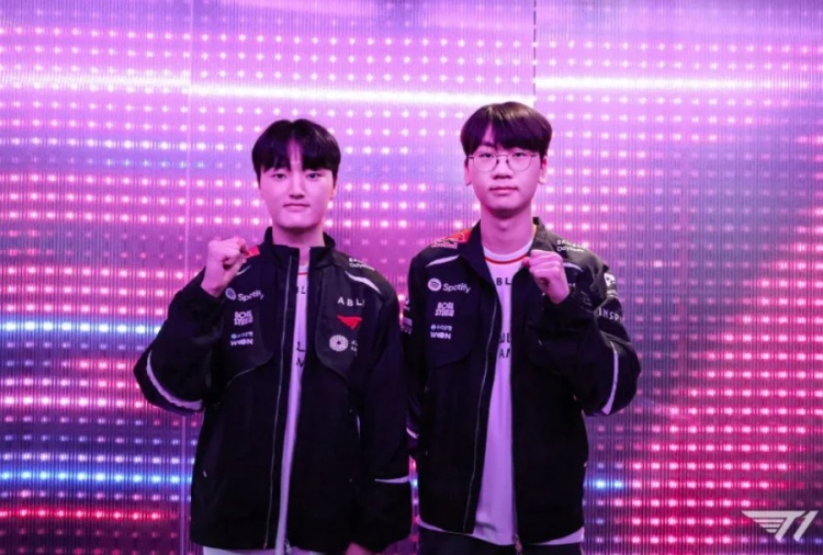 【万博电竞】T1分享队员活动返图:和Peyz、Doran点亮LoLLY之夜