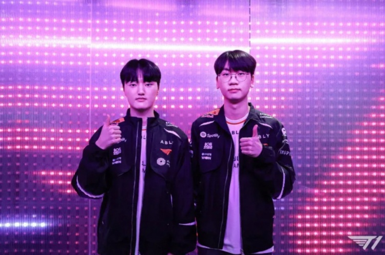 T1分享队员活动返图:和Peyz、Doran点亮LoLLY之夜