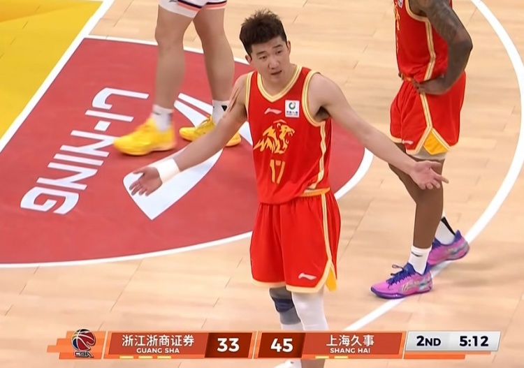 难受！李弘权空切上篮造杀伤 孙铭徽8分钟第3犯&与裁判交流