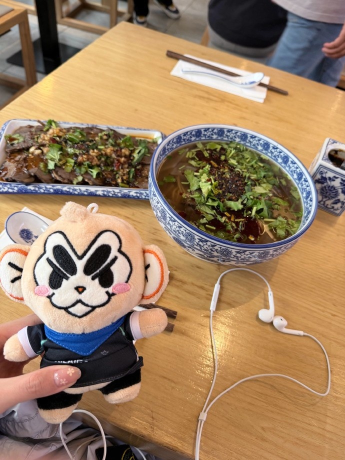 【蜗牛电竞】无畏契约主持麦麦晒照：带laxy吃了好多中餐，我们真的在伦敦吗？