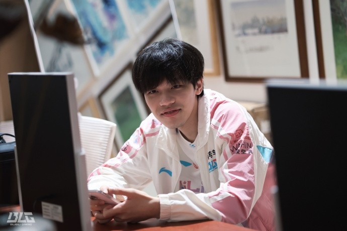 BLG分享选手日常返图：我发现吃饭的时候把眼睛闭上很舒服💤
