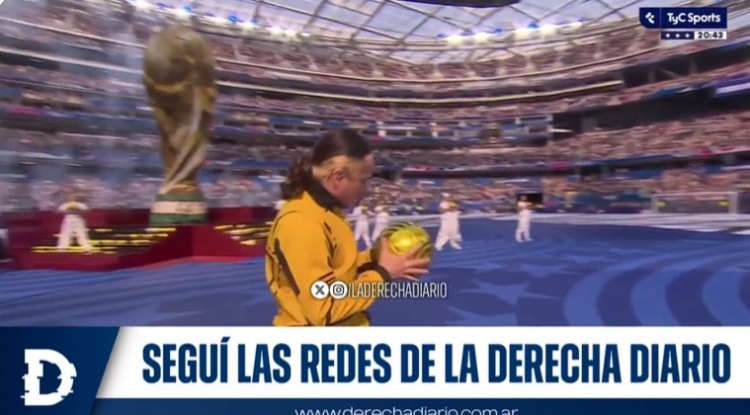 尴尬！阿媒：美国队赛前开幕式花式足球表演翻车，连续用手捡球