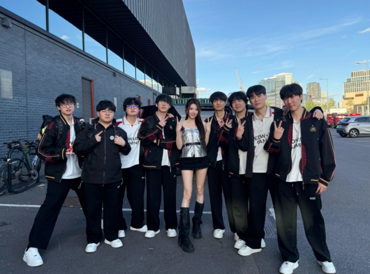 无畏契约主持唯嘉分享和EDG合影:伦敦就是我们的主场 今天看爽了