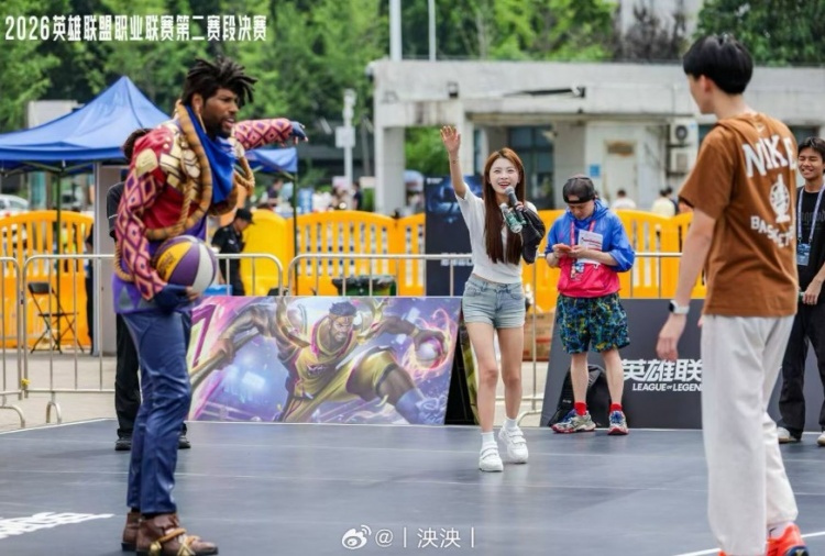 泱泱晒照:当英雄联盟遇上篮球 当我抓到许哥Mystic威姆斯