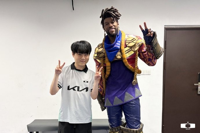 【万博电竞】DK分享ShowMaker LPL线下之旅返图:在活动中玩得很开心🤓