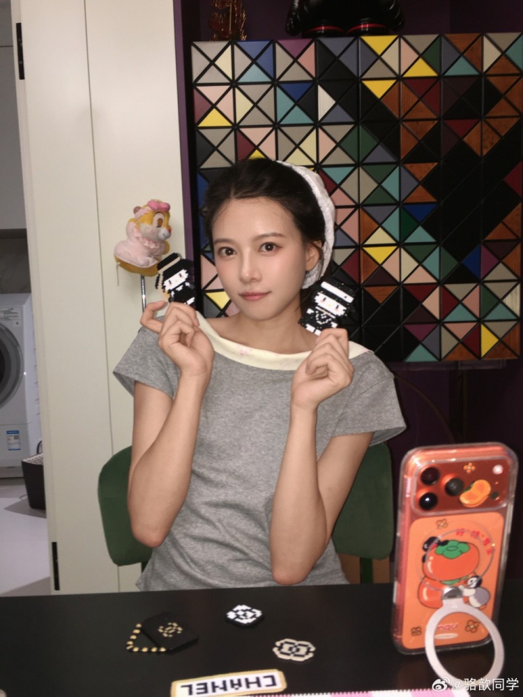 LPL女主持骆歆晒照:今天的拼豆成果 👾好可爱 迷上了😼
