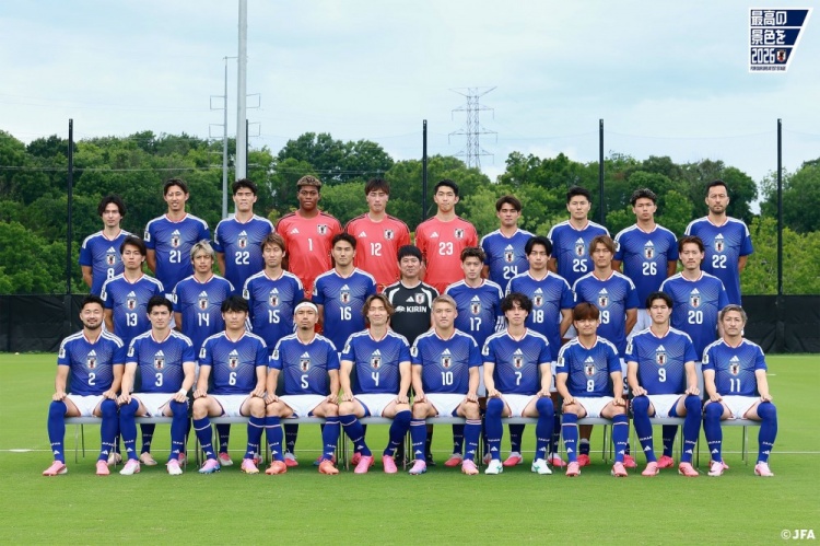 日本队今日训练后拍摄全家福，南野拓实和久保建英同穿8号入镜