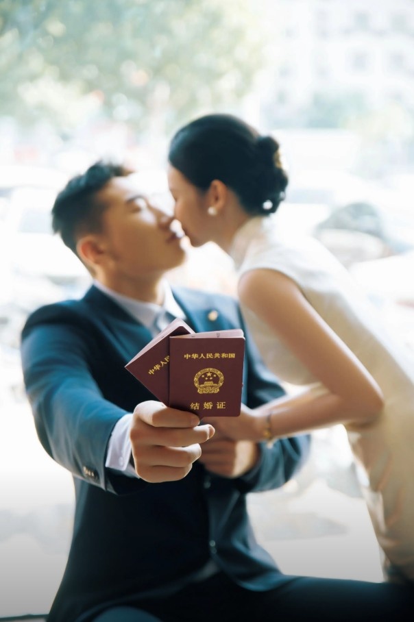 百年好合！李炎哲晒与爱人领取结婚证的照片：