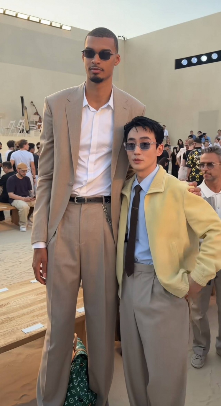 最萌身高差！文班亚马亮相巴黎时装周 与中国男演员朱一龙合影