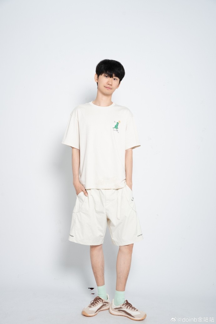 doinb分享照片：穿新衣服拍了一组新照片 6月28号11点成都见！【球盟会】