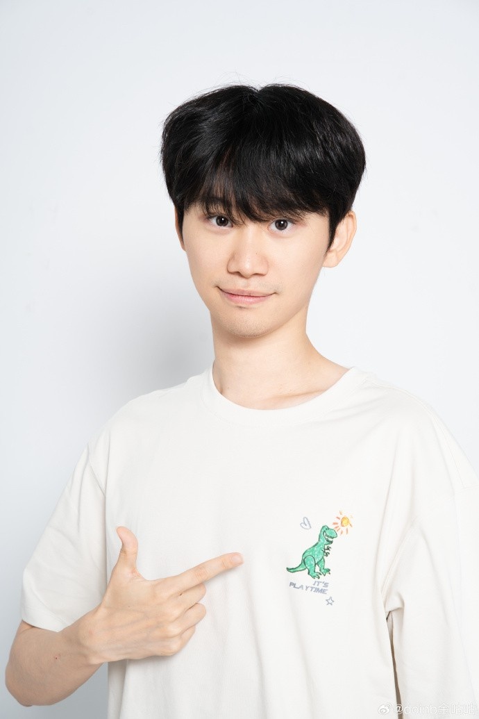 【蜗牛电竞】doinb分享照片：穿新衣服拍了一组新照片 6月28号11点成都见！