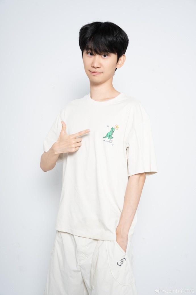 【蜗牛电竞】doinb分享照片：穿新衣服拍了一组新照片 6月28号11点成都见！