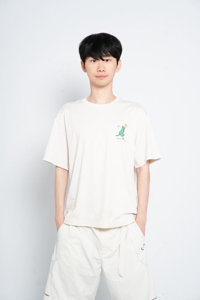 【蜗牛电竞】doinb分享照片：穿新衣服拍了一组新照片 6月28号11点成都见！