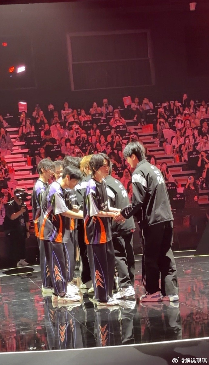 KPL主持人琪琪分享现场照：来体验KPL VIP卡座 现场超多新活动～
