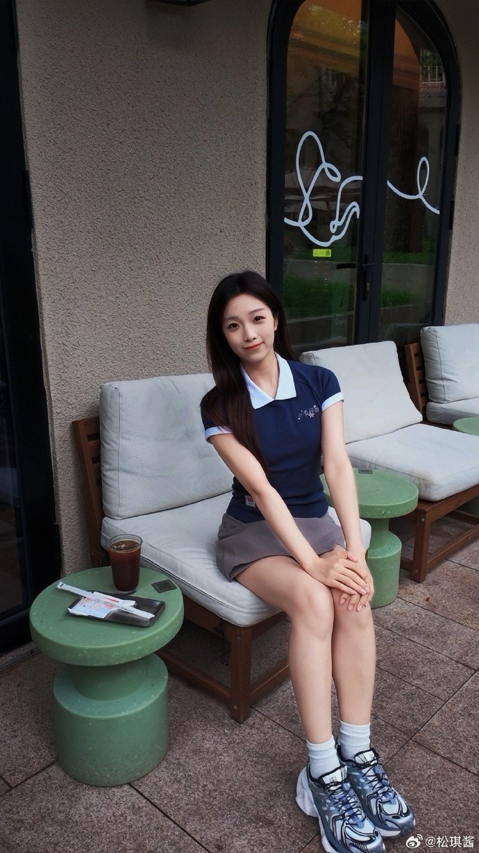 主持人松琪晒照：看了《双城之战》浸入式音乐秀 体验感拉满了！
