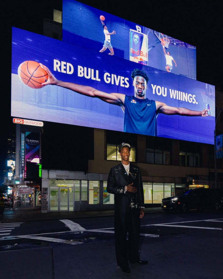 排面！红牛为状元迪班萨点亮时代广场 本人现身与巨幅广告合影