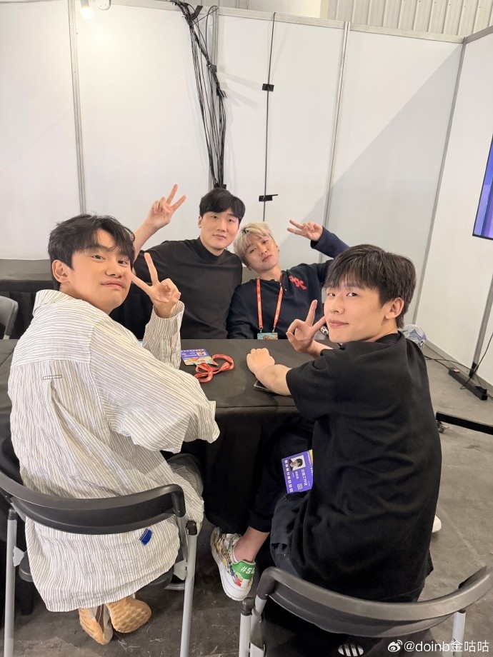 doinb分享武汉线下活动返图：见到这么多支持我的粉丝们 爱你们❤