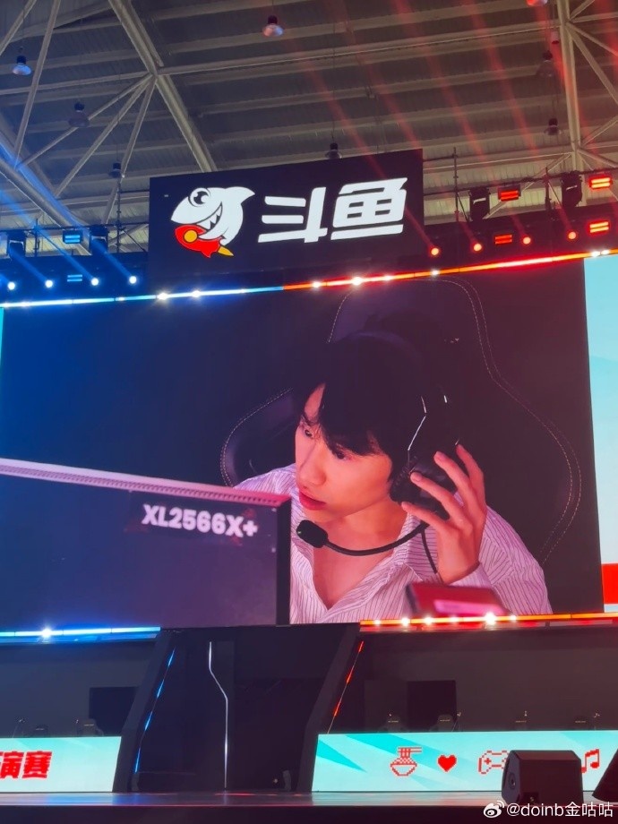 【QY球友会】doinb分享武汉线下活动返图：见到这么多支持我的粉丝们 爱你们❤