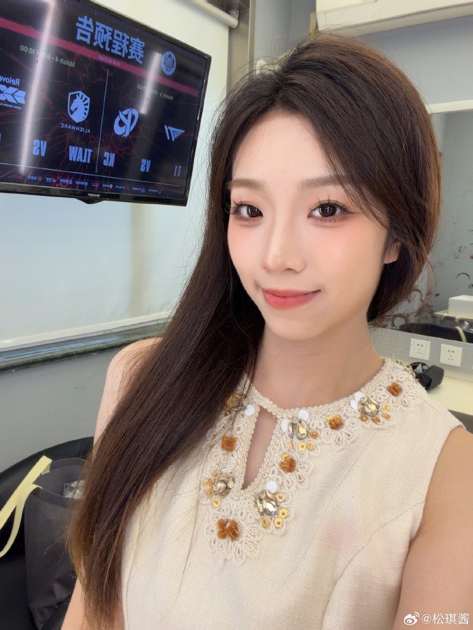 主持人松琪晒照：MSI day1打卡！两个3:0 赛区差距还是有的