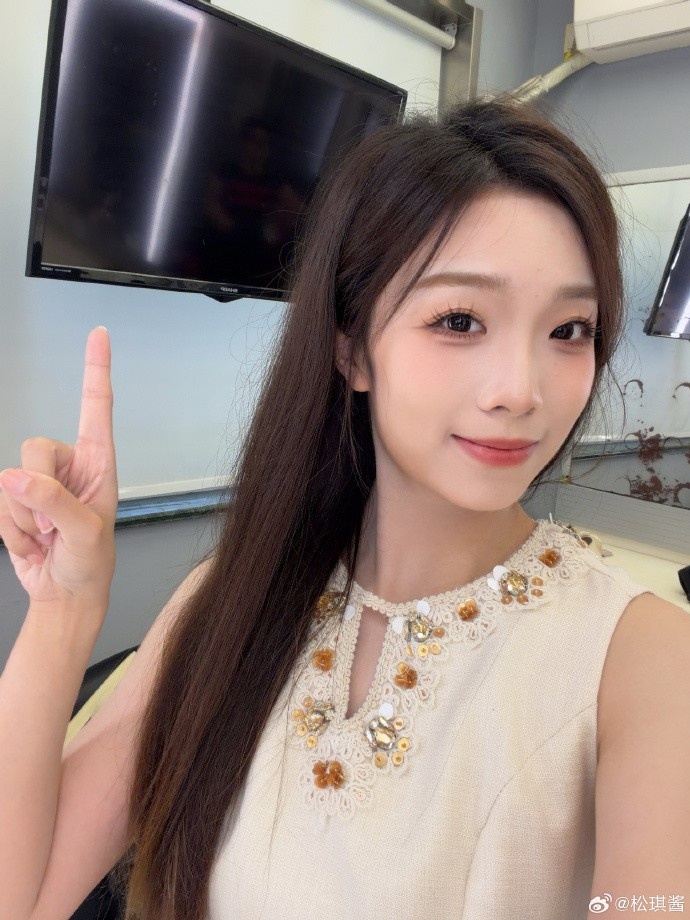 主持人松琪晒照：MSI day1打卡！两个3:0 赛区差距还是有的