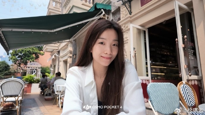 主持人松琪晒照：在附近吃个早饭，看会儿其他赛区的节目