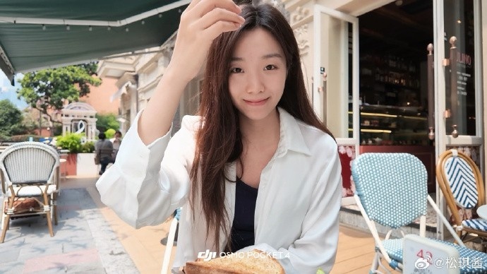 主持人松琪晒照：在附近吃个早饭，看会儿其他赛区的节目