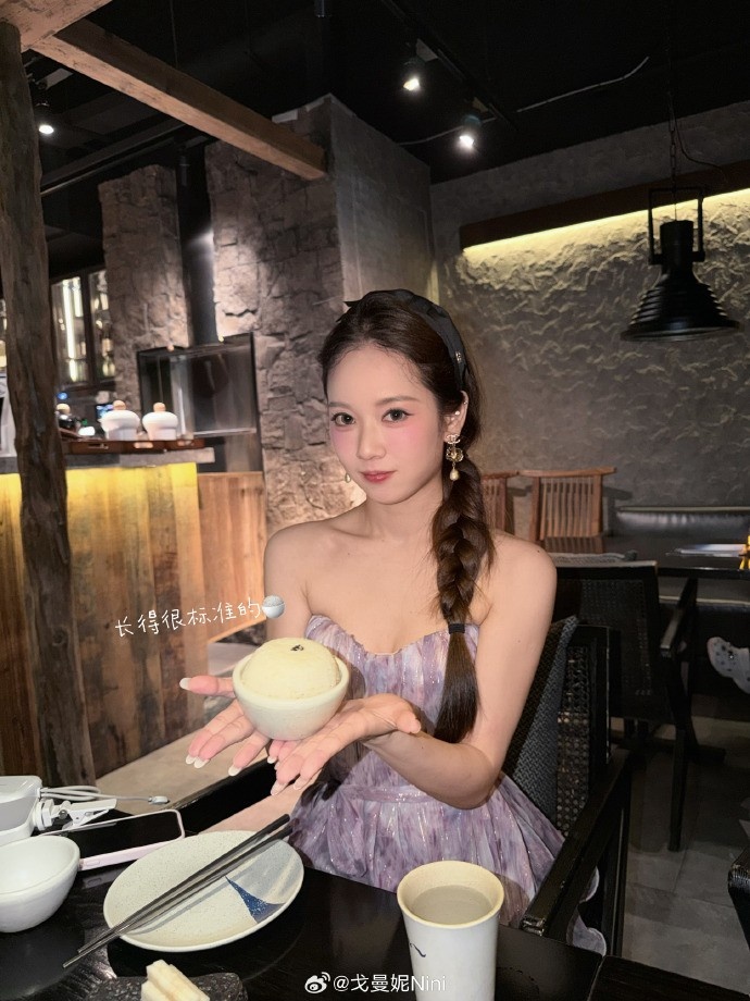 无畏契约主持曼妮晒照：🍚长得很标准的饭【球盟会】