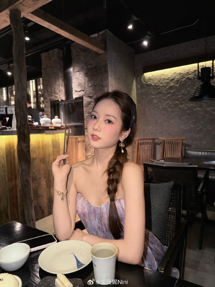 【QY球友会】无畏契约主持曼妮晒照：🍚长得很标准的饭