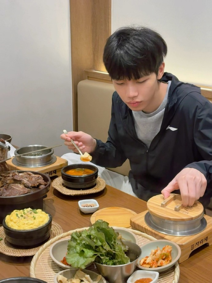 【QY球友会】BLG分享选手日常动态:拍摄日程结束后火速干饭的ON🍴🤤