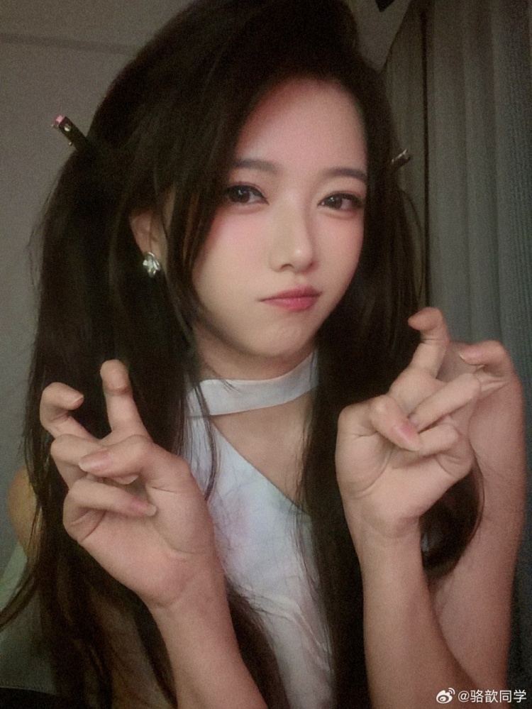 驼子姐确实美!骆歆晒照:所有人都关心你飞得高不高 累不累