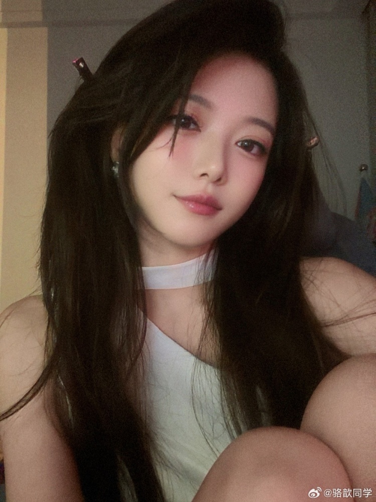 驼子姐确实美!骆歆晒照:所有人都关心你飞得高不高 累不累