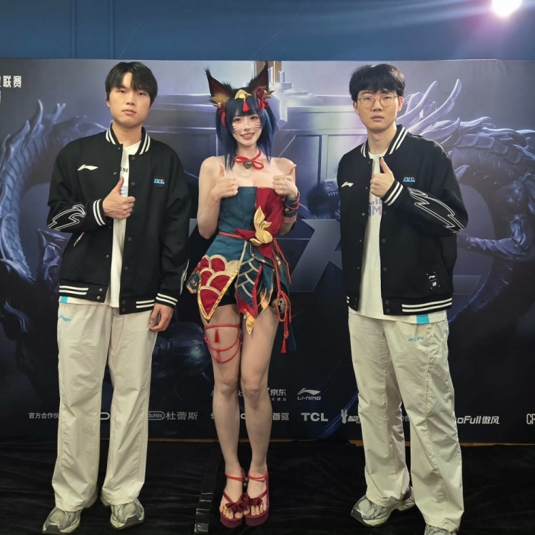 纯粹的数值？Faker女粉丝分享与Bin&Viper合照