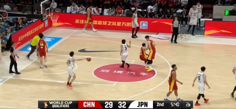 攻防都得拼！赵继伟急停中投命中后 防守端造成对手进攻犯规！