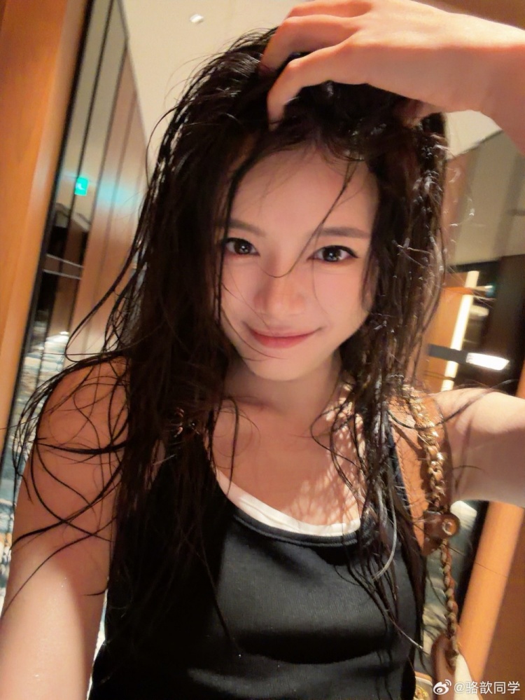 驼子姐的颜值从不掉线!LPL女主持骆歆晒照:突然天降大雨!