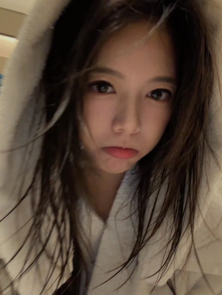 驼子姐的颜值从不掉线!LPL女主持骆歆晒照:突然天降大雨!