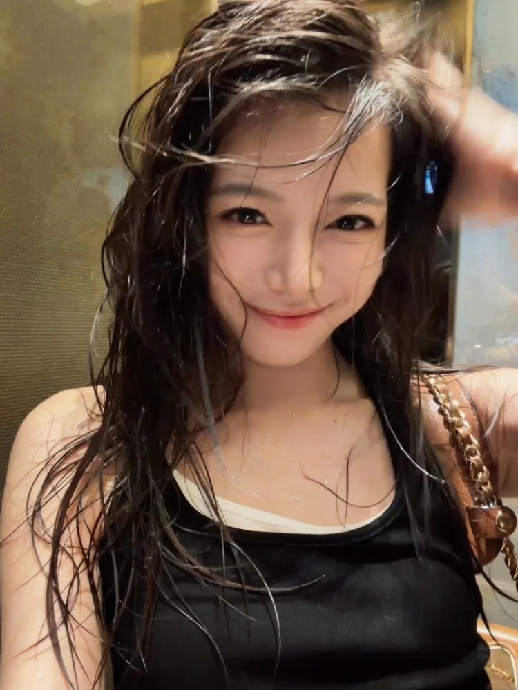 驼子姐的颜值从不掉线!LPL女主持骆歆晒照:突然天降大雨!