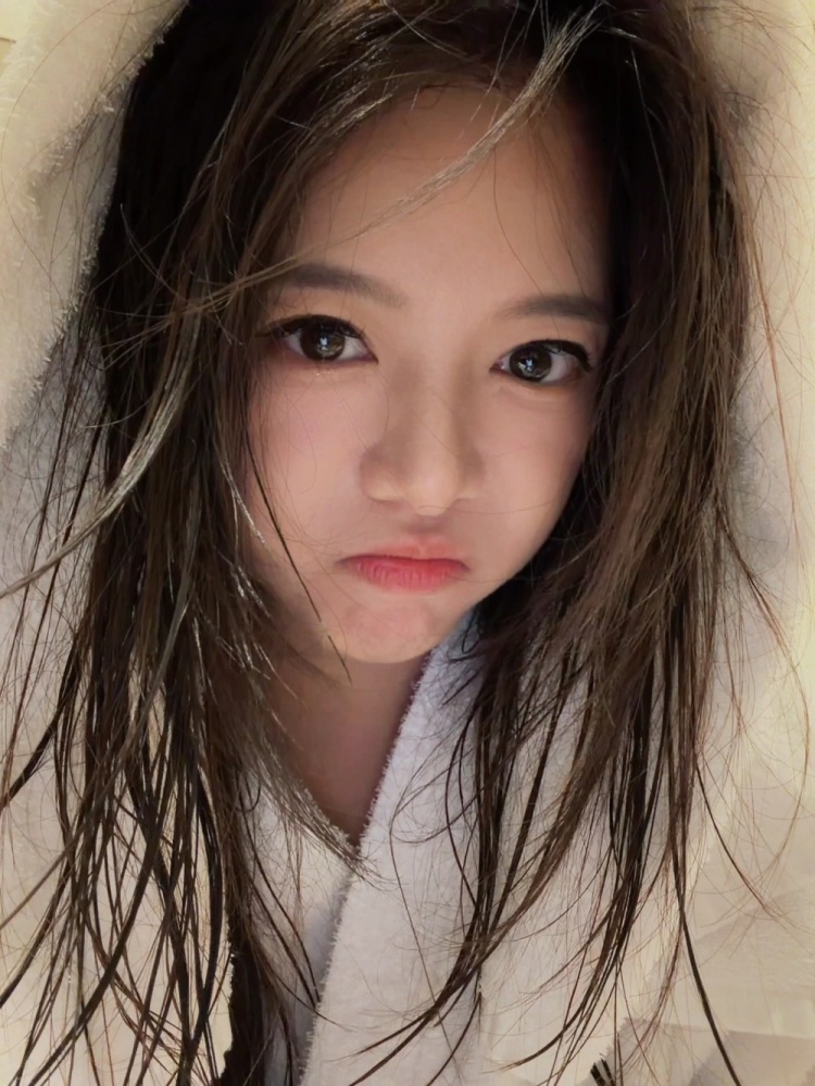 驼子姐的颜值从不掉线!LPL女主持骆歆晒照:突然天降大雨!