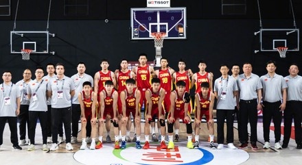 媒体人:国青多数球员比对手小一岁成绩值得鼓励  篮板&三分是短板